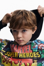 Bluză neagră cu imprimeu Marvel și glugă