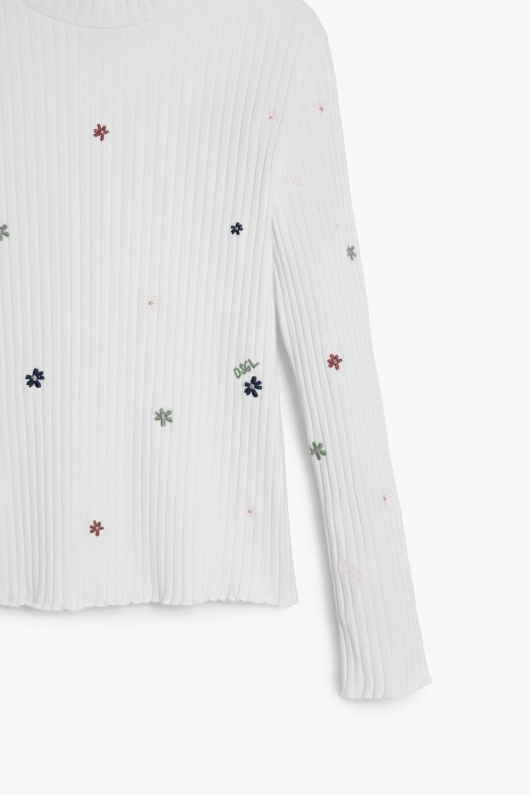 Bluză albă casual cu broderie florală