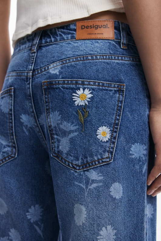 Pantaloni denim albastru cu broderie florală