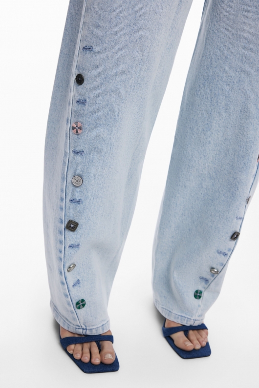 Pantaloni denim albastru cu nasturi decorativi