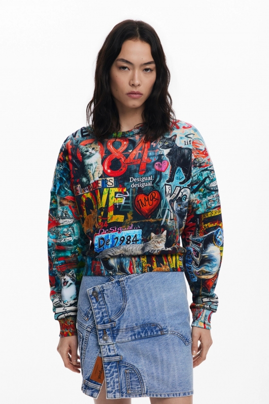 Hanorac scurt bej cu print graffiti multicolor