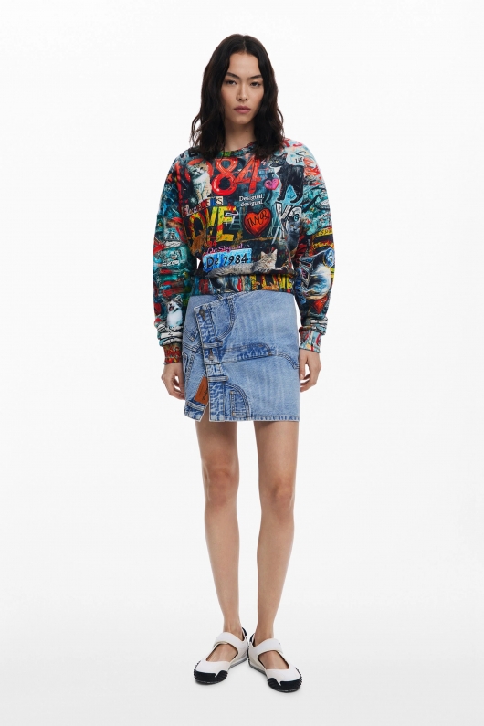 Hanorac scurt bej cu print graffiti multicolor