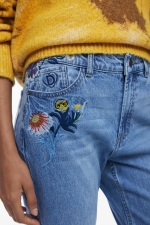 Pantaloni denim albastru cu broderie florală