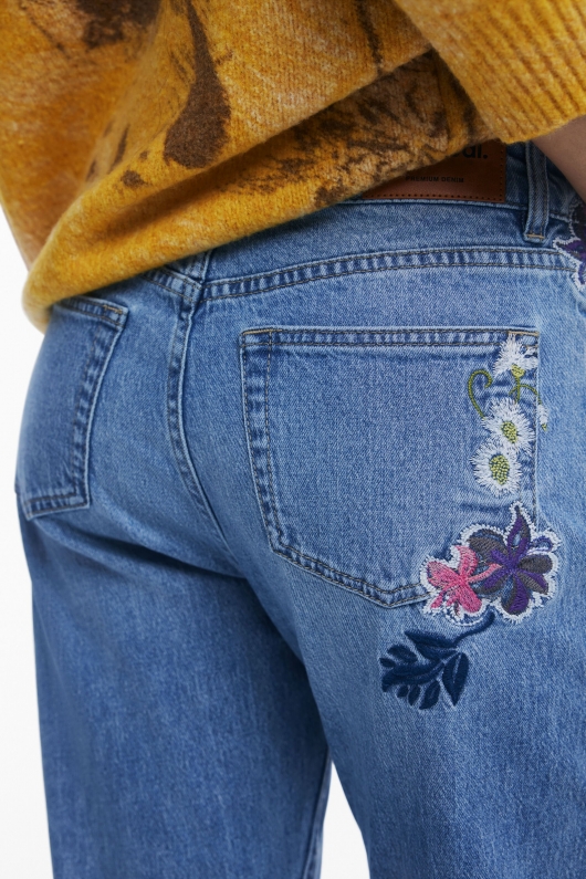 Pantaloni denim albastru cu broderie florală