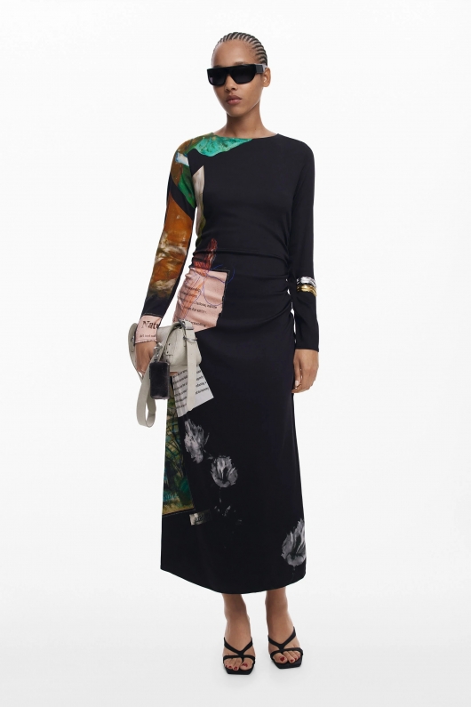 Rochie midi neagră cu print colaj și tiv asimetric