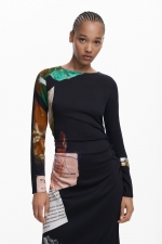 Rochie midi neagră cu print colaj și tiv asimetric