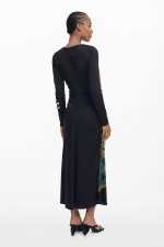 Rochie midi neagră cu print colaj și tiv asimetric