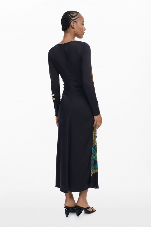 Rochie midi neagră cu print colaj și tiv asimetric
