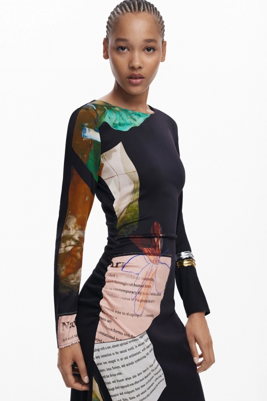 Rochie midi neagră cu print colaj și tiv asimetric