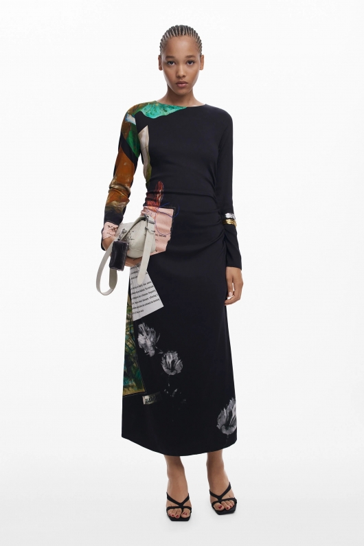 Rochie midi neagră cu print colaj și tiv asimetric