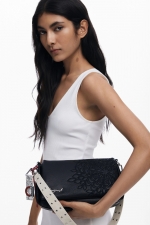 Geantă crossbody neagră cu broderie și clapetă