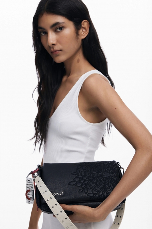 Geantă crossbody neagră cu broderie și clapetă