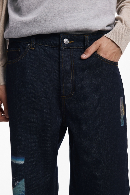 Pantaloni denim închis cu print oriental integral