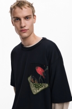 Tricou negru regular cu spate patchwork imprimat