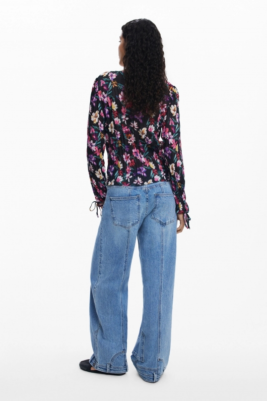Bluză neagră plisată cu print floral multicolor