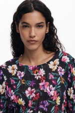Bluză neagră plisată cu print floral multicolor