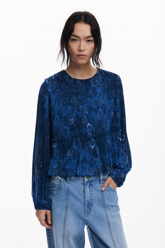 Bluză albastră plisată cu print boho și volane
