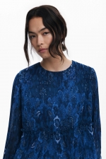 Bluză albastră plisată cu print boho și volane