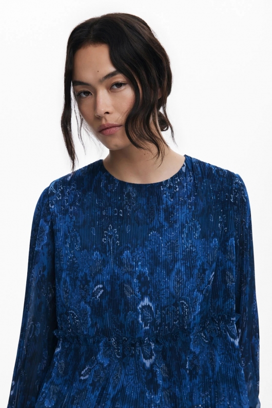 Bluză albastră plisată cu print boho și volane