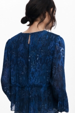 Bluză albastră plisată cu print boho și volane