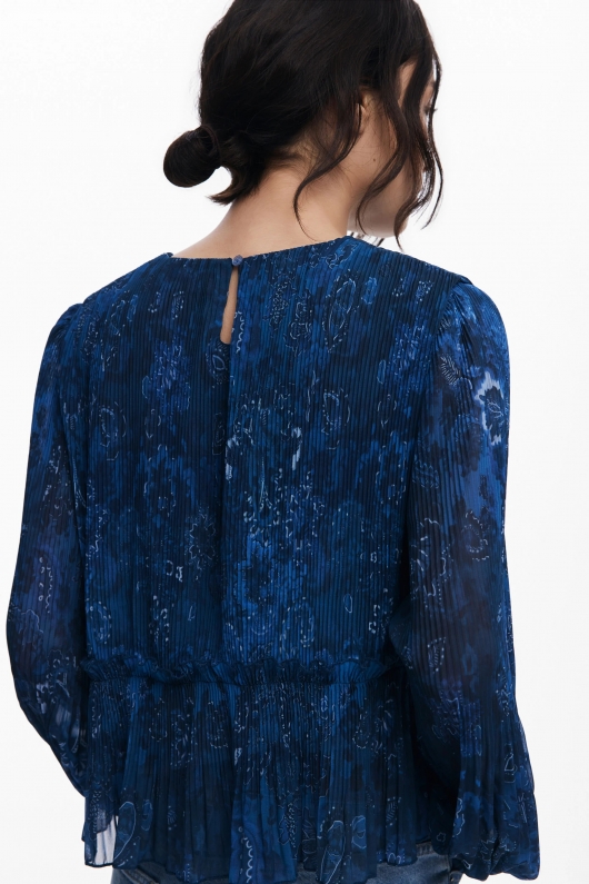 Bluză albastră plisată cu print boho și volane
