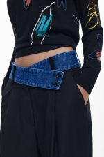 Pantaloni negri drepti cu betelie denim asimetrică