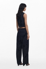 Pantaloni negri drepti cu model floral catifelat