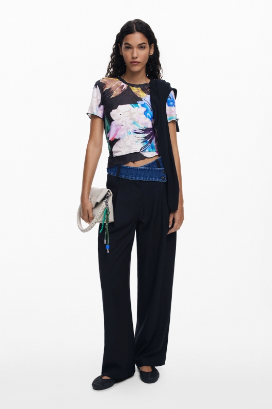 Tricou negru cu print floral multicolor