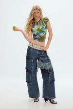 Tricou cropped reiat cu dungi și floare frontală