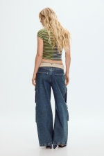 Tricou cropped reiat cu dungi și floare frontală