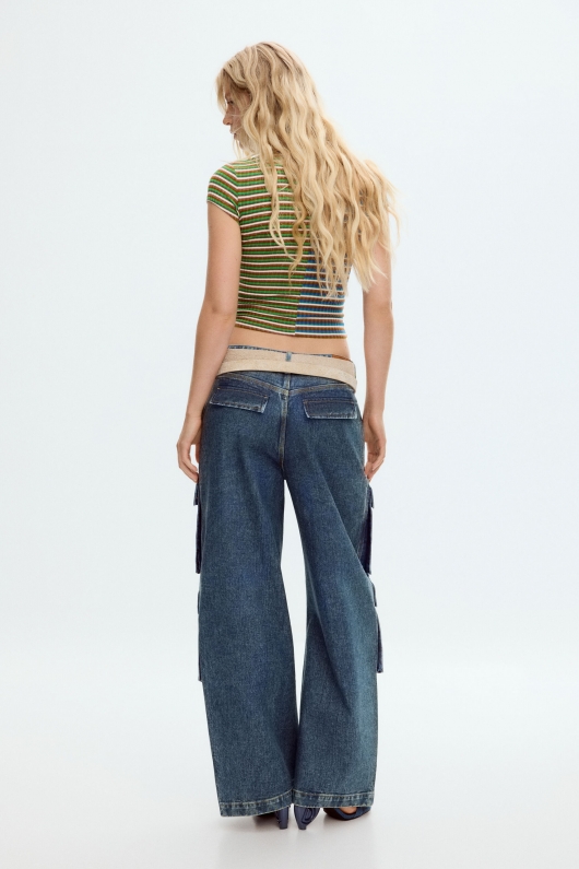 Tricou cropped reiat cu dungi și floare frontală