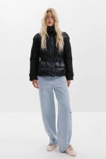 Geacă scurtă neagră matlasată cu curea