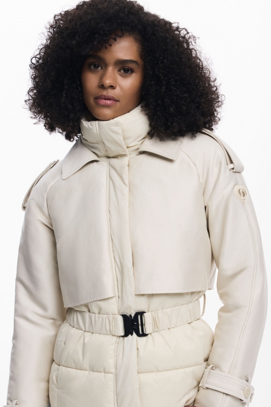 Geacă scurtă off-white cu inserții negre matlasată