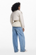 Geacă scurtă off-white cu inserții negre matlasată