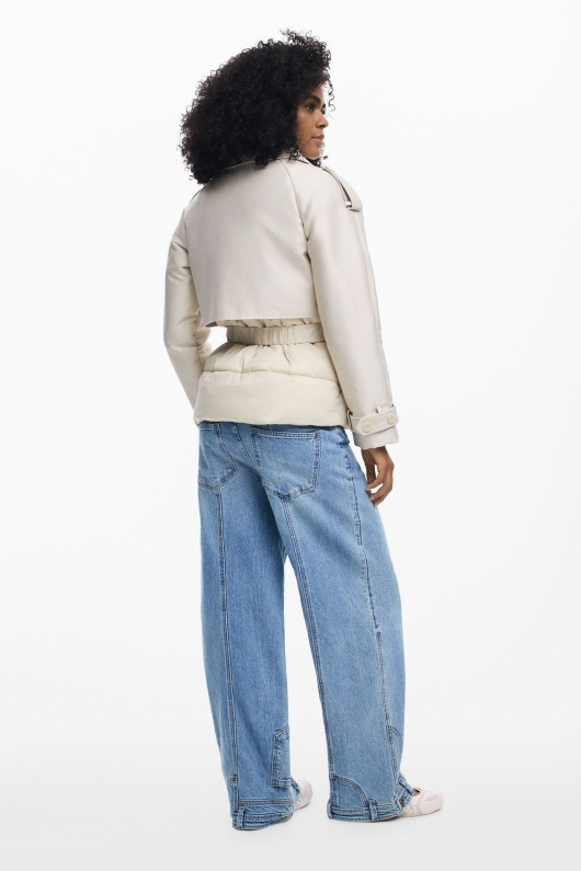 Geacă scurtă off-white cu inserții negre matlasată
