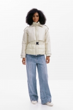 Geacă scurtă off-white cu inserții negre matlasată
