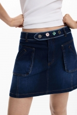Fustă mini denim cu buzunare și margini contrastante