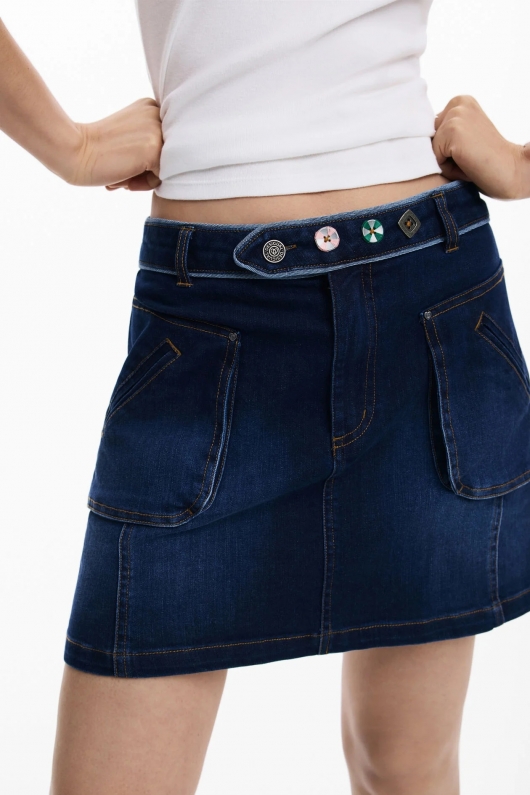 Fustă mini denim cu buzunare și margini contrastante