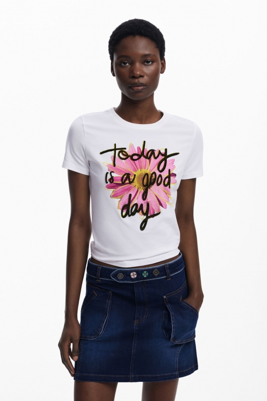 Tricou alb cu print floral multicolor și text