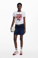 Tricou alb cu print floral multicolor și text