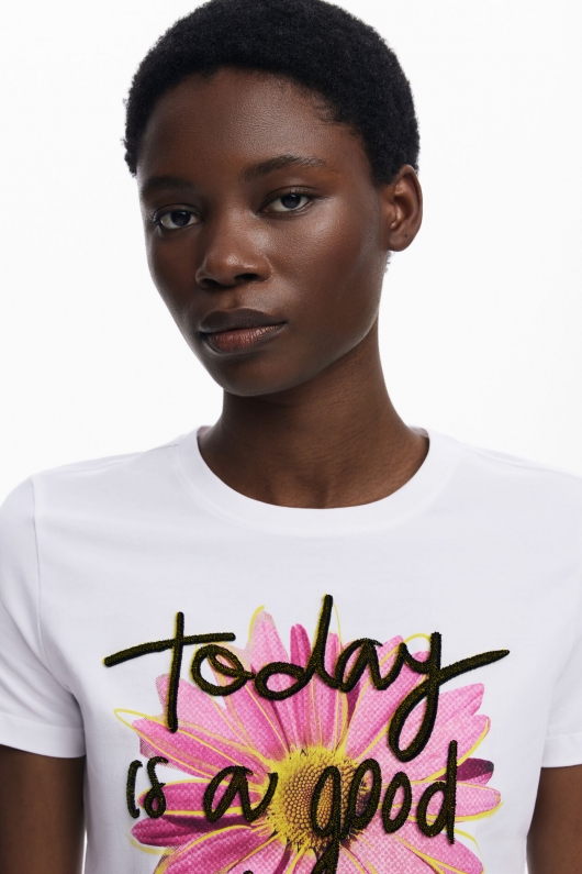 Tricou alb cu print floral multicolor și text