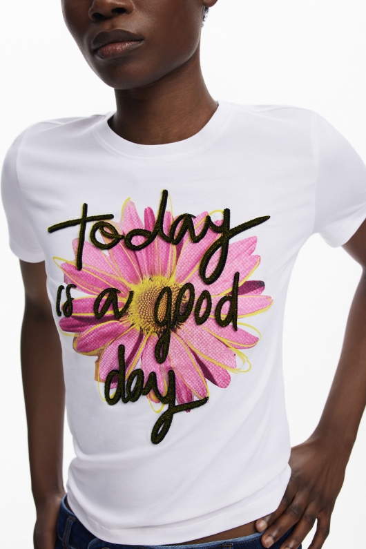 Tricou alb cu print floral multicolor și text