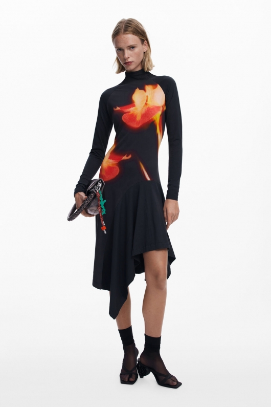 Rochie midi neagră cu print floral asimetric