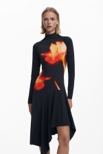 Rochie midi neagră cu print floral asimetric