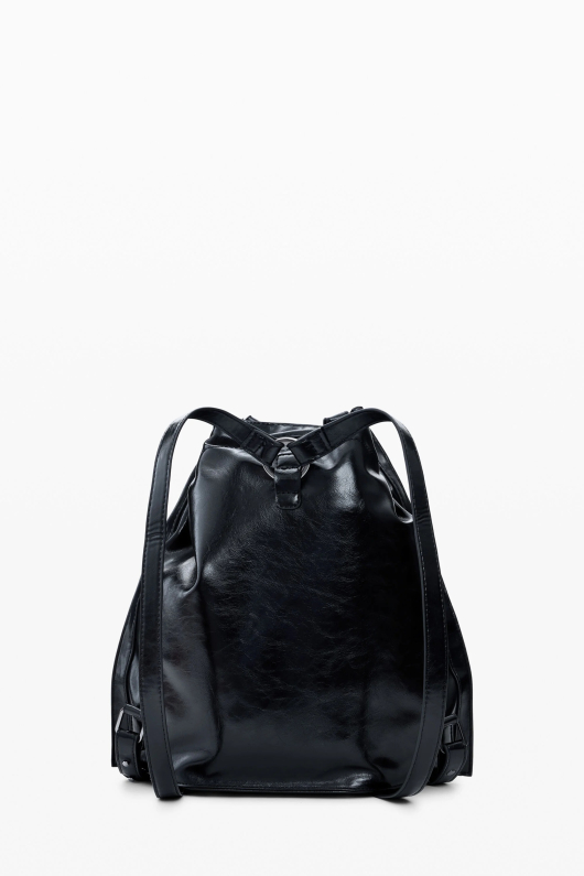 Rucsac negru, mediu