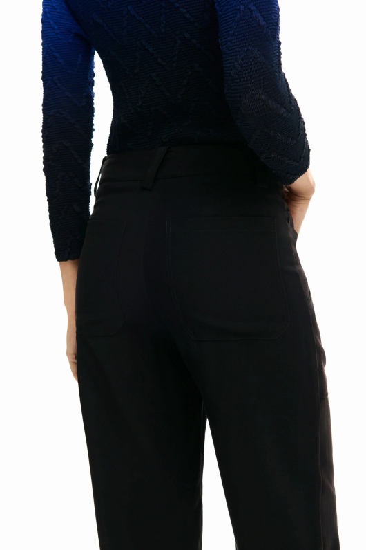 Pantaloni negri, drepti cu buzunare