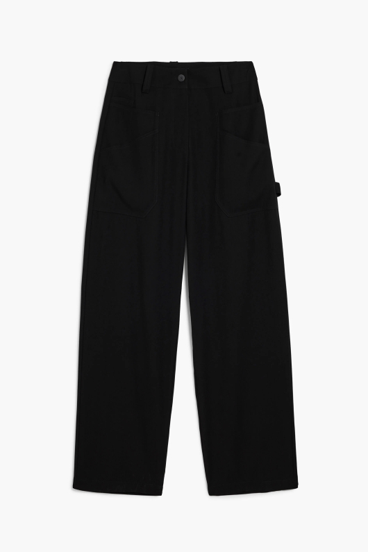 Pantaloni negri, drepti cu buzunare