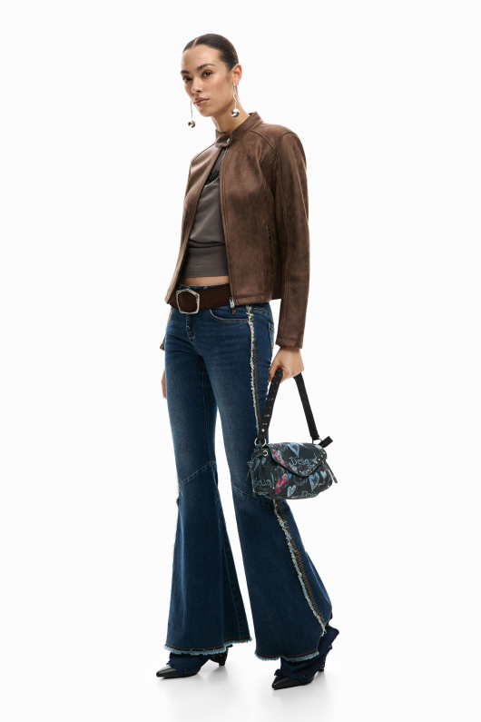 Blugi evazati cu margini destramate
