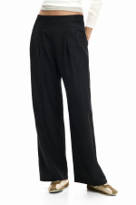 Pantaloni negri cu pense