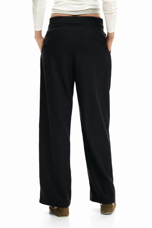 Pantaloni negri cu pense